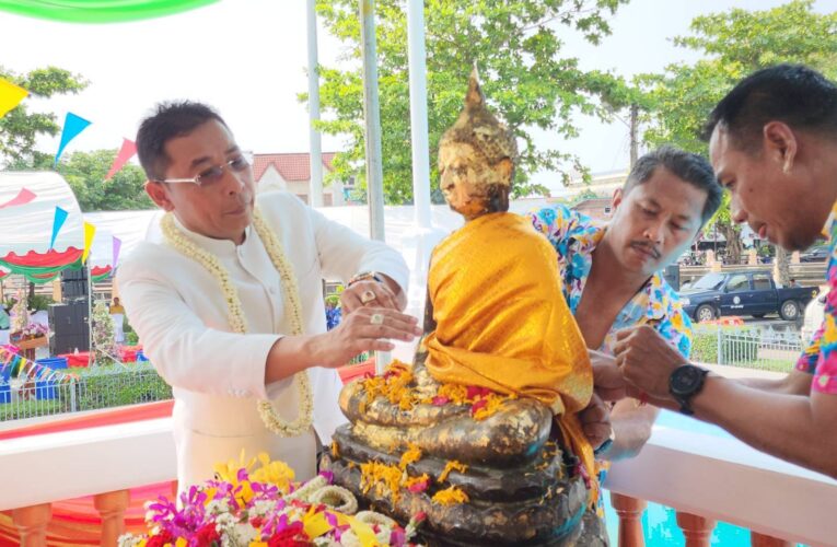 เทศบาลนครระยอง เปิดงานสงกรานต์ระยองคึกคัก แห่ขบวนรถพระพุทธอังคีรส และพระสงฆ์ 9 วัด ปะพรมน้ำมนต์ให้พี่น้องประชาชน เพื่อความเป็นสิริมงคล