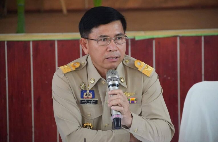 นายกองเอก ดร.รัฐวิทย์ ร่วมประชุมกำนัน ผู้ใหญ่บ้าน อำเภอโป่งน้ำร้อน เพื่อร่วมแก้วิกฤติภัยแล้ง
