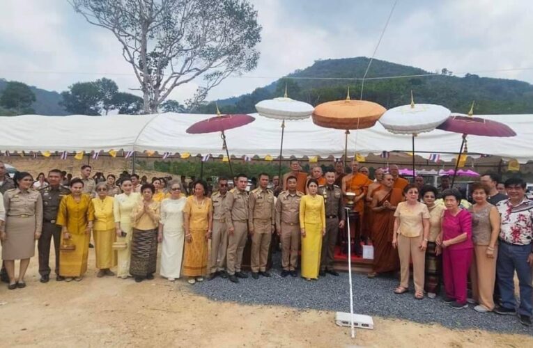 ผู้ว่าราชการจังหวัดระยองและรักษาการแทนผู้บัญชาการตำรวจแห่งชาตินำข้าราชการ เจ้าหน้าที่ และประชาชน เข้าร่วมพิธีสำคัญเพื่อเฉลิมพระเกียรติ ๗๒ พรรษา